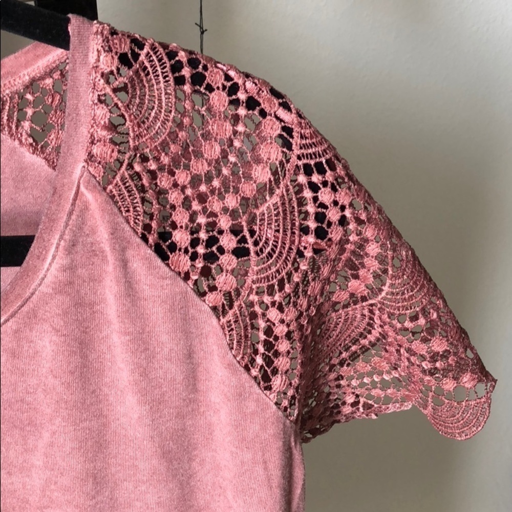 Adorable dusty rose tee with crochet sleeve szL - Picture 2 of 3